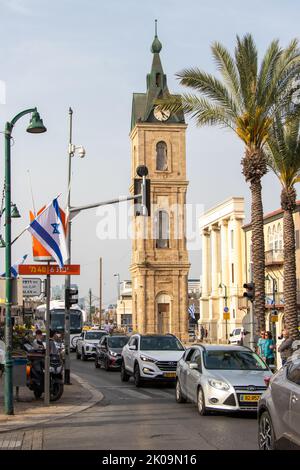 Tel Aviv, Israël : 24 avril 2022. Vue sur la rue Yefet et la Tour de l'horloge dans le vieux Jaffa. Banque D'Images