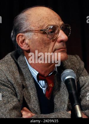 Arthur Asher Miller (1915 - 2005) dramaturge, essayiste et scénariste américain dans le théâtre américain du 20th siècle. Parmi ses pièces les plus populaires figurent All My Sons (1947), Death of a Salesman (1949), The Crucible (1953) et A View from the Bridge (1955, révisé en 1956). Il a écrit plusieurs scénarios et a été le plus noté pour son travail sur les Misfits (1961). Le drame Death of a Salesman a été numéroté sur la courte liste des plus belles pièces américaines du 20th siècle. Banque D'Images