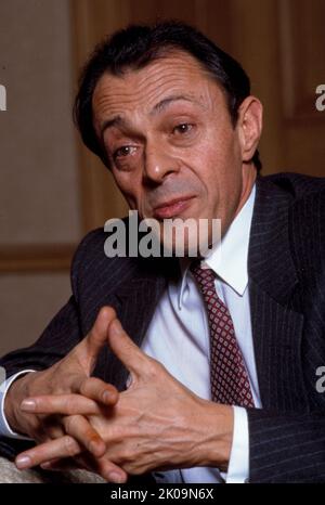 Michel Rocard (1930 - 2016) politicien français et membre du Parti socialiste (PS). Il a été Premier ministre sous François Mitterrand de 1988 à 1991, au cours duquel il a créé le revenu minimum d'insertion (RMI), un programme de protection sociale minimale pour les indigents, et a réalisé les accords de Matignon concernant le statut de la Nouvelle-Calédonie. Il a été membre du Parlement européen et a été fortement impliqué dans les politiques européennes jusqu'en 2009. Banque D'Images