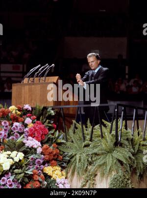 William Franklin Graham Jr. (7 novembre 1918 - 21 février 2018) était un évangéliste américain, une figure évangélique chrétienne éminente, et un ministre baptiste du Sud ordonné qui est devenu bien connu au niveau international à la fin de 1940s. L'un de ses biographes l'a placé « parmi les leaders chrétiens les plus influents » du 20th siècle. Banque D'Images