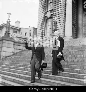Nouveau-Zélande le Premier ministre élu Keith Holyoake quitte les édifices du Parlement avec le greffier du Conseil exécutif, sur le chemin de la Maison du gouvernement. Photographié le 12 décembre 1960 par un photographe du personnel de la poste du soir. Banque D'Images