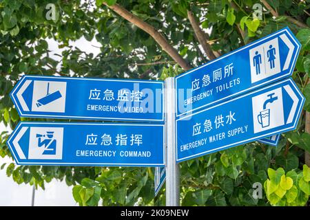 Panneau de signalisation indiquant les directions vers les sites touristiques. Sur l'index de l'inscription en chinois, anglais. Banque D'Images