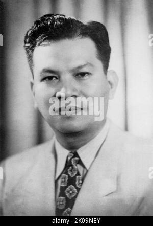 Ramon del Fierro Magsaysay Sr. (1907 - 1957) homme d'État philippin qui a servi comme septième président des Philippines, de 30 décembre 1953, jusqu'à sa mort dans une catastrophe aérienne sur 17 mars 1957. Mécanicien automobile de profession, Magsaysay a été nommé gouverneur militaire de Zambales après son remarquable service de chef de guérilla pendant la guerre du Pacifique. Il a ensuite occupé deux mandats à titre de congressiste du Parti libéral pour le district at-large de Zambales avant d'être nommé secrétaire de la Défense nationale par le président Elpidio Quirino. Il a été élu président sous la bannière des Nacionalis Banque D'Images