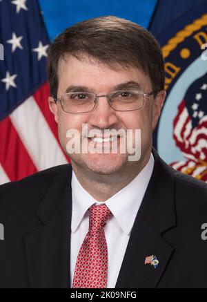 Robert Leon Wilkie Jr. (Né 2 août 1962) avocat américain et fonctionnaire du gouvernement qui a servi comme secrétaire américain des anciens combattants de 2018 à 2021, pendant l'administration Trump. Sous-secrétaire à la Défense pour le personnel et l'état de préparation durant l'administration Trump, de novembre 2017 à juillet 2018. Un renseignement naval dans la réserve, il a été secrétaire adjoint à la défense pour les affaires législatives dans l'administration du président George W. Bush. Banque D'Images