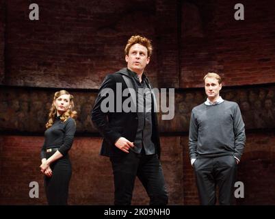 l-r: Lydia Wilson (Kate), Richard Goulding (Harry), Oliver Chris (William) dans LE ROI CHARLES III par Mike Bartlett au théâtre Almeida, Londres N1 10/04/2014 conception: Tom Scutt éclairage: Jon Clark directeur: Rupert Goold Banque D'Images