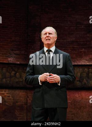 Tim Pigott-Smith (roi Charles III) dans LE ROI CHARLES III par Mike Bartlett au Almeida Theatre, Londres N1 10/04/2014 conception: Tom Scutt éclairage: Jon Clark réalisateur: Rupert Goold Banque D'Images