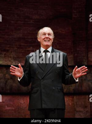 Tim Pigott-Smith (roi Charles III) dans LE ROI CHARLES III par Mike Bartlett au Almeida Theatre, Londres N1 10/04/2014 conception: Tom Scutt éclairage: Jon Clark réalisateur: Rupert Goold Banque D'Images