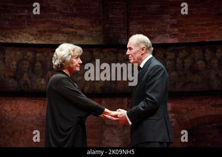 Margot Leicester (Camilla), Tim Pigott-Smith (roi Charles III) dans LE ROI CHARLES III par Mike Bartlett au théâtre Almeida, Londres N1 10/04/2014 conception: Tom Scutt éclairage: Jon Clark directeur: Rupert Goold Banque D'Images