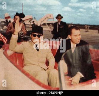 Le président Sukarno de l'Indonésie et le vice-président américain Richard Nixon, en Indonésie. 1956. Le Président Sukarno (6 juin 1901 - 21 juin 1970) était un homme d'État indonésien, un homme politique, un nationaliste et un assimilationniste qui a été le premier président de l'Indonésie, en service de 1945 à 1967. Richard Milhous Nixon (9 janvier 1913 - 22 avril 1994) a été le président des États-Unis en 37th, en service de 1969 à 1974. Membre du Parti républicain, Nixon a précédemment occupé le poste de vice-président en 36th de 1953 à 1961, s’étant élevé au niveau national en tant que représentant et sénateur de Californie. Il Banque D'Images