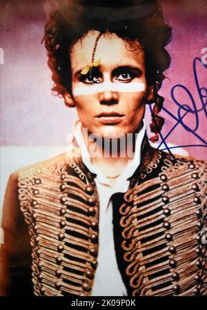 Stuart Leslie Goddard, mieux connu sous le nom d'Adam Ant (né le 3 novembre 1954), est un chanteur et musicien anglais. Il a gagné la popularité en tant que chanteur principal du nouveau groupe de vagues Adam et les Ants et plus tard en tant qu'artiste solo, marquant 10 premiers succès britanniques de 1980 à 1983, y compris trois singles N° 1 du Royaume-Uni. Il a également travaillé comme acteur, apparaissant dans plus de deux douzaines de films et d'épisodes de télévision de 1985 à 2003. Banque D'Images