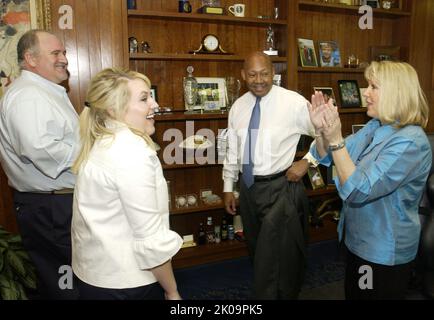 Visite de la famille DeAntonio au HUD - Nicola DeAntonio, adjointe exécutive au bureau du secrétaire, et les membres de la famille, Pasquale et Bonnie, au siège du HUD avec le secrétaire Alphonso Jackson, le personnel. Visite de la famille DeAntonio au sujet de la HUD, Nicola DeAntonio, adjointe exécutive au Bureau du Secrétaire, et des membres de la famille, Pasquale et Bonnie, au Siège de la HUD avec le Secrétaire Alphonso Jackson, personnel. Banque D'Images