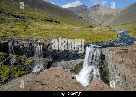 La cascade Skútafoss dans la vallée de Thorgeirsstadadalur, près de Hofn, en Islande Banque D'Images