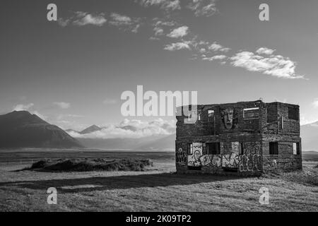Un bâtiment abandonné couvert de graffitis sur les terres agricoles près de Hofn, en Islande Banque D'Images
