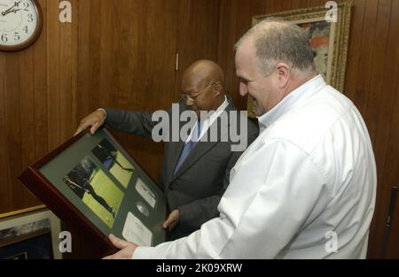 Visite de la famille DeAntonio au HUD - Nicola DeAntonio, adjointe exécutive au bureau du secrétaire, et les membres de la famille, Pasquale et Bonnie, au siège du HUD avec le secrétaire Alphonso Jackson, le personnel. Visite de la famille DeAntonio au sujet de la HUD, Nicola DeAntonio, adjointe exécutive au Bureau du Secrétaire, et des membres de la famille, Pasquale et Bonnie, au Siège de la HUD avec le Secrétaire Alphonso Jackson, personnel. Banque D'Images