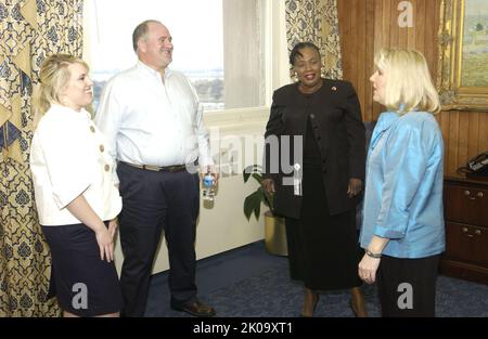 Visite de la famille DeAntonio au HUD - Nicola DeAntonio, adjointe exécutive au bureau du secrétaire, et les membres de la famille, Pasquale et Bonnie, au siège du HUD avec le secrétaire Alphonso Jackson, le personnel. Visite de la famille DeAntonio au sujet de la HUD, Nicola DeAntonio, adjointe exécutive au Bureau du Secrétaire, et des membres de la famille, Pasquale et Bonnie, au Siège de la HUD avec le Secrétaire Alphonso Jackson, personnel. Banque D'Images