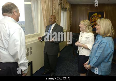 Visite de la famille DeAntonio au HUD - Nicola DeAntonio, adjointe exécutive au bureau du secrétaire, et les membres de la famille, Pasquale et Bonnie, au siège du HUD avec le secrétaire Alphonso Jackson, le personnel. Visite de la famille DeAntonio au sujet de la HUD, Nicola DeAntonio, adjointe exécutive au Bureau du Secrétaire, et des membres de la famille, Pasquale et Bonnie, au Siège de la HUD avec le Secrétaire Alphonso Jackson, personnel. Banque D'Images