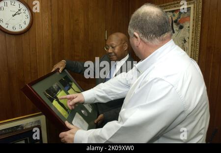 Visite de la famille DeAntonio au HUD - Nicola DeAntonio, adjointe exécutive au bureau du secrétaire, et les membres de la famille, Pasquale et Bonnie, au siège du HUD avec le secrétaire Alphonso Jackson, le personnel. Visite de la famille DeAntonio au sujet de la HUD, Nicola DeAntonio, adjointe exécutive au Bureau du Secrétaire, et des membres de la famille, Pasquale et Bonnie, au Siège de la HUD avec le Secrétaire Alphonso Jackson, personnel. Banque D'Images