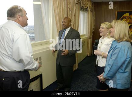 Visite de la famille DeAntonio au HUD - Nicola DeAntonio, adjointe exécutive au bureau du secrétaire, et les membres de la famille, Pasquale et Bonnie, au siège du HUD avec le secrétaire Alphonso Jackson, le personnel. Visite de la famille DeAntonio au sujet de la HUD, Nicola DeAntonio, adjointe exécutive au Bureau du Secrétaire, et des membres de la famille, Pasquale et Bonnie, au Siège de la HUD avec le Secrétaire Alphonso Jackson, personnel. Banque D'Images