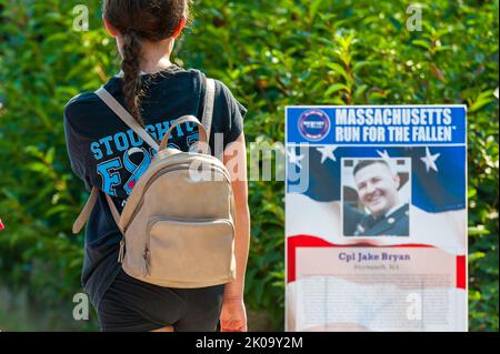 Le Massachusetts Run for the Fallen est consacré à garder en vie la mémoire des soldats qui sont passés pendant leur service depuis le 9/11/01. Banque D'Images