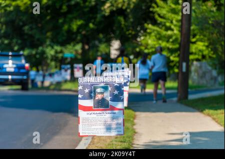 Le Massachusetts Run for the Fallen est consacré à garder en vie la mémoire des soldats qui sont passés pendant leur service depuis le 9/11/01. Banque D'Images