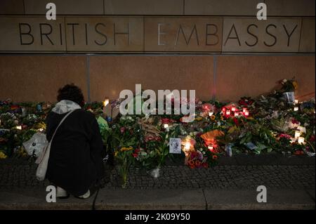 09.09.2022, Berlin, Allemagne, Europe - des gens ont déposé des fleurs et des bougies pour la reine Elizabeth II de Grande-Bretagne à l'ambassade britannique après son décès. Banque D'Images