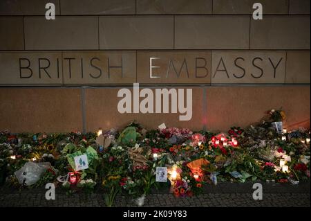 09.09.2022, Berlin, Allemagne, Europe - des gens ont déposé des fleurs et des bougies pour la reine Elizabeth II de Grande-Bretagne à l'ambassade britannique après son décès. Banque D'Images