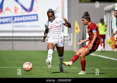 10th septembre 2022; Stadio Tre Fontane, Rome, Italie: Serie A femmes football EN TANT que Roma contre AC Milan: Lindsey Kimberley Thomas d'AC Milan prend Elisa Bartoli d'AS Roma Banque D'Images