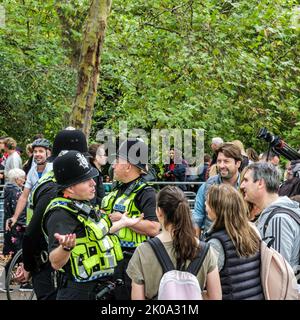 Ville de Westminster Londres, Royaume-Uni, 10 septembre 2022, des foules se rassemblent devant le palais de Buckingham à la suite de la mort de la reine Élisabeth II Banque D'Images