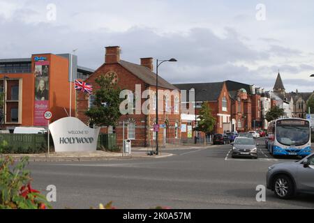 Les drapeaux de Hollywood, en Irlande du Nord, volent à mi-mât après que la nouvelle de la mort de la Reine ait atteint l'Irlande du Nord Banque D'Images