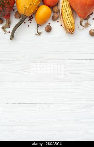 Arrière-plan d'automne avec décoration de citrouille sur fond blanc. Flat lay, vue de dessus, espace de copie Banque D'Images