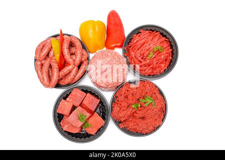 Vue de dessus des saucisses de produits de bœuf cru assortis, viande hachée, patty hamburger, cubes de bœuf et bandes isolées sur fond blanc Banque D'Images