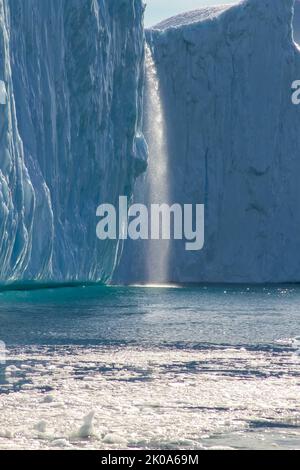 Cascade du glacier en fonte à Ilulissat Icefiord, Groenland. , Un site du patrimoine mondial de l'UNESCO. Banque D'Images