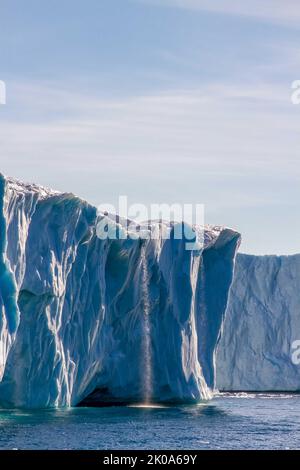 Cascade du glacier en fonte d'Ilulissat Icefiord, Groenland. , Un site du patrimoine mondial de l'UNESCO. Banque D'Images