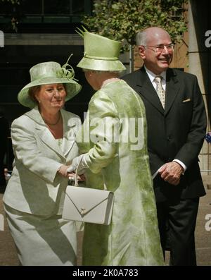 Janette Howard, épouse du Premier ministre australien John Howard, offre un couvre-feu à la reine Elizabeth II lors d'une fonction à Sydney, en Australie Banque D'Images
