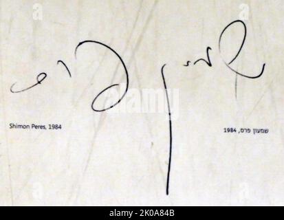 Signature du Premier ministre israélien, Shimon Peres, 1984 ans, lorsqu'il a visité l'hôtel King David, Jérusalem, carrelage en marbre. Shimon Peres (1923 - 2016) était un homme politique israélien qui a servi comme neuvième président d'Israël (2007-2014), premier ministre d'Israël (deux fois), et premier ministre intérimaire, entre 1970s et 1990s Banque D'Images