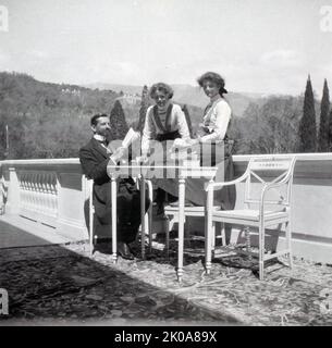 Pierre Gilliard avec ses élèves, la Grande duchesse Olga Nikolaevna de Russie et la Grande duchesse Tatiana Nikolaevna de Russie à Livadia en 1911. Pierre Gilliard (16 mai 1879 - 30 mai 1962) est un universitaire et auteur suisse, plus connu comme le tuteur français des cinq enfants de l'empereur Nicolas II de Russie de 1905 à 1918 Banque D'Images