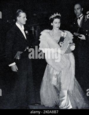 La princesse Elizabeth avec le duc d'Édimbourg. Elizabeth II (Elizabeth Alexandra Mary; née le 21 avril 1926) est reine du Royaume-Uni et de 14 autres royaumes du Commonwealth. Elizabeth est née à Mayfair, Londres, comme le premier enfant du duc et de la duchesse de York (plus tard le roi George VI et la reine Elizabeth). Elle a épousé Philip Mountbatten, un ancien prince de Grèce et du Danemark Banque D'Images