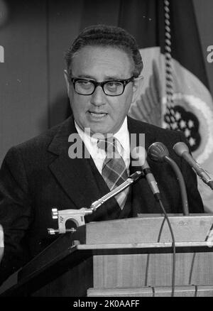 Le secrétaire d'État américain Henry Kissinger, portrait en demi-longueur, debout derrière un podium, prenant la parole lors d'une conférence de presse. 1975. Henry Alfred Kissinger KCMG (27 mai 1923) est un homme politique, diplomate et consultant géopolitique américain d'origine allemande qui a servi comme secrétaire d'État et conseiller à la sécurité nationale des États-Unis sous les administrations présidentielles de Richard Nixon et Gerald Ford Banque D'Images