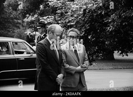 Le président Gerald Ford et le secrétaire d'État des États-Unis Henry Kissinger, conversant, sur le terrain de la Maison Blanche, Washington, D.C., 1974 Banque D'Images