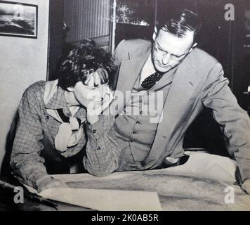 Amelia Mary Earhart avec son mari George Palmer Putnam. Amelia Mary Earhart (né 24 juillet 1897 - disparu 2 juillet 1937, déclaré mort 5 janvier 1939) était un pionnier et auteur de l'aviation américaine. Earhart a été la première aviatrice féminine à voler en solo à travers l'océan Atlantique. George Palmer Putnam (7 septembre 1887 - 4 janvier 1950) était un éditeur, auteur et explorateur américain et l'un des promoteurs les plus réussis aux États-Unis pendant l'année 1930s Banque D'Images