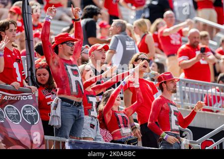 Columbus, Ohio, États-Unis. 10th septembre 2022. Les fans de la section étudiante de Block O applaudissent pendant le match entre les Red Wolves de l'État de l'Arkansas et les Ohio State Buckees au stade de l'Ohio, à Columbus, Ohio. (Credit image: © Scott Stuart/ZUMA Press Wire) Credit: ZUMA Press, Inc./Alamy Live News Banque D'Images