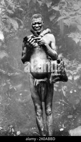 Bamileke (Bamileke) sorcier ou sorcier, près de Bangangte, ville et commune du Cameroun, Afrique de l'Ouest. c1930 Banque D'Images