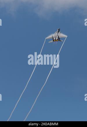 Une paire de F-15Cs, affectée à la 142nd Escadre de la Garde nationale aérienne de l’Oregon, à la base de la Garde nationale aérienne de Portland, effectue plusieurs vols à l’occasion du salon international de l’aviation de l’Oregon, à McMinnville, en Oregon, le 20 août 2022. La Garde nationale aérienne de l'Oregon entretient deux ailes volantes, l'une située à l'aéroport international de Portland, et l'aile 173rd Fighter, une unité d'entraînement F-15, est située à Klamath Falls. (É.-U. Photo de la Garde nationale aérienne par le Sgt. John Winn) Banque D'Images