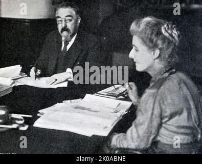 Sidney James Webb, 1st Baron Passfield, OM, PC (13 juillet 1859 - 13 octobre 1947) était un socialiste britannique, économiste et réformateur, qui a co-fondé la London School of Economics. Il a été membre de la Fabian Society en 1884, se joignant, comme George Bernard Shaw, trois mois après sa création. Avec sa femme Beatrice Webb et Annie Besant, Graham Walla, Edward R. Pease, Hubert Bland et Sydney Olivier, Shaw et Webb ont fait de la Fabian Society la société politico-intellectuelle prééminente de l'Angleterre édouardienne Banque D'Images