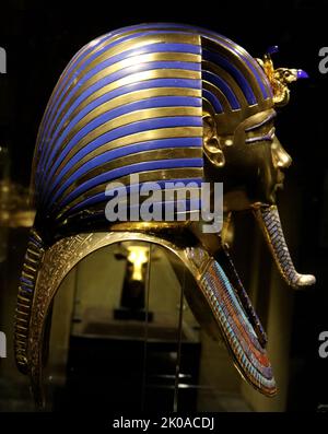 Le masque de Toutankhamon est un masque d'or de l'ancien Pharaon égyptien de 18th dynasties Toutankhamon (régné 1334-1325 av. J.-C.). Il a été découvert par Howard carter en 1925 dans le tombeau KV62 dans la vallée des Rois, et est maintenant logé dans le Musée égyptien au Caire. Le masque de la mort est l'une des œuvres d'art les plus connues au monde et un symbole éminent de l'Égypte ancienne Banque D'Images