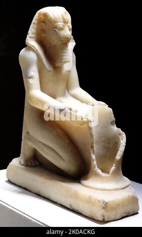 Statuette de Thutmose III (Tuthmose), Thutmose le Grand, pharaon de la dynastie 18th. Officiellement, Thutmose III a régné sur l'Égypte pendant près de 54 ans et son règne est habituellement daté du 28 avril 1479 avant JC au 11 mars 1425 avant JC, à partir de l'âge de deux ans et jusqu'à sa mort à l'âge de 56 ans. Cependant, pendant les 22 premières années de son règne, il est corégent avec sa belle-mère et sa tante, Hatshepsout, qui a été nommée pharaon. Trouvé au temple de Karnak. Musée de Charm el-Cheikh, 2021 Banque D'Images