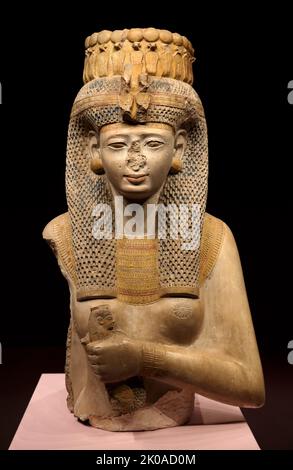 Meritamen, fille du roi Ramsès II et plus tard grande épouse royale du Pharaon Ramsès le Grand. Statue de la reine Meritamen. La statue dépeint la partie supérieure de la reine Meritamen tenant dans sa main le collier 'manat', qui est utilisé pour le claing dans les cérémonies religieuses à vénérer les dieux. Abdel Razek a noté que la statue a été trouvée dans son petit temple à Ramesseum (le temple funéraire de Ramses II) Banque D'Images