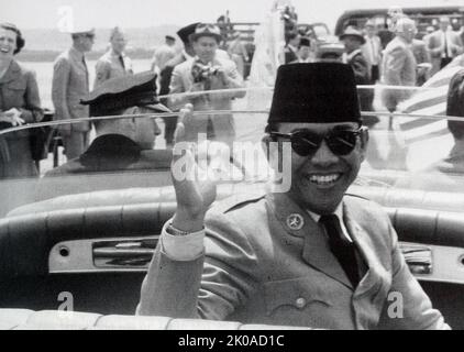 Le Président indonésien Ahmed Sukarno (1901 - 1970), qui a été le premier président de l'Indonésie, en service de 1945 à 1967. Vu arriver aux États-Unis en 1956 Banque D'Images