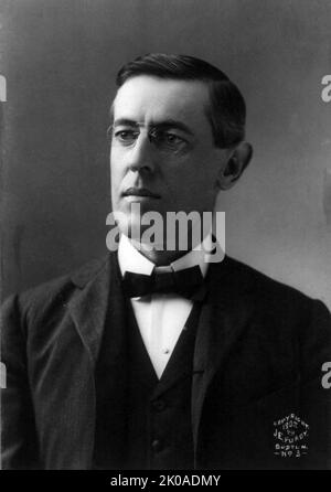 Thomas Woodrow Wilson (28 décembre 1856 - 3 février 1924) était un homme politique et universitaire américain qui a été président des États-Unis en 28th de 1913 à 1921. Membre du Parti démocratique, Wilson a modifié les politiques économiques du pays et a mené les États-Unis à la première Guerre mondiale en 1917. Il était le principal architecte de la Société des Nations, et sa position progressiste en matière de politique étrangère est connue sous le nom de Wilsonianisme Banque D'Images