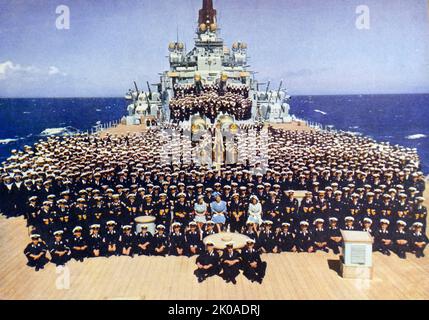 Le roi George VI d'Angleterre avec la reine Elizabeth, la princesse Margaret et la princesse Elizabeth (plus tard la reine Elizabeth II), à bord du HMS Vanguard en route vers l'Afrique du Sud, 1947 Banque D'Images